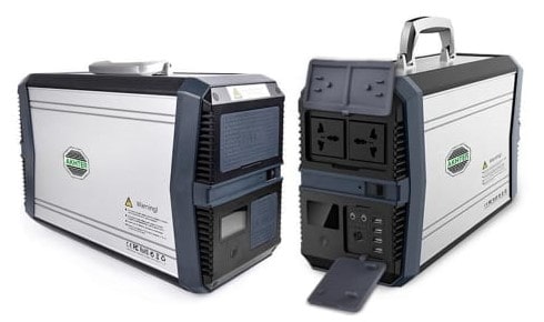AKA1000 and AKA1500 Portable Solar Generator next to each other image